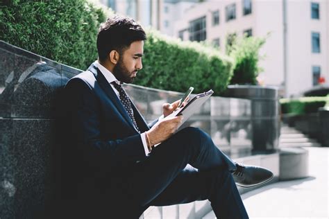 Users are debating the Gentmi etiquette in formal emails 10