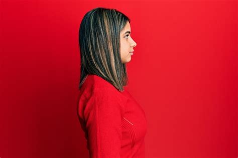 Joven Mujer Latina Con Ropa Informal Mirando Hacia Un Lado Relaja La Pose De Perfil Con Rostro