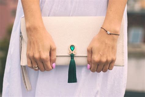 Torebka kopertówka szmaragdowa bezowa soutache sutasz ecru nude kopertówka z chwostem emerald
