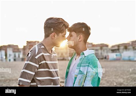 Moment Intime D Un Couple Gay Sur La Plage Photo Stock Alamy