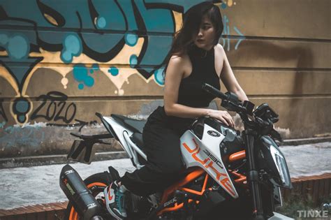 Ngắm hot girl Hà Thành đọ sắc bên Naked bike KTM Duke 390