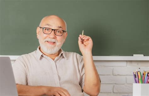Portrait d un enseignant mature ou d un professeur tuteur travaillant à table au collège ou à l