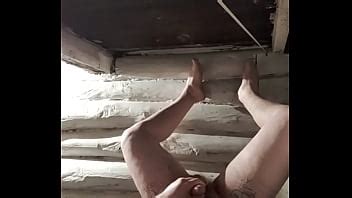 Un chico ruso se abre de piernas y se masturba ante la cámara Culo en tatuajes XVIDEOS