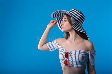 Jonge Vrouw Mooi Profiel Portret In Witte Gestreepte Zwembroek Lingerie En Gestript Hoed Stock