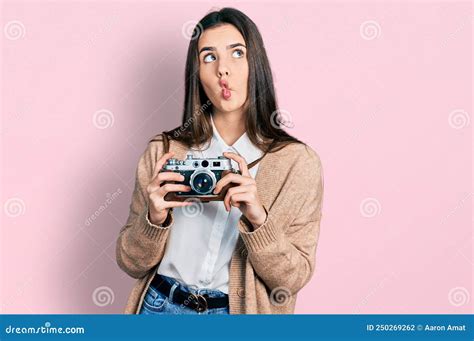 Jeune Brunette Adolescent Tenant Un Appareil Photo Vintage Faire Le Visage De Poisson Avec La