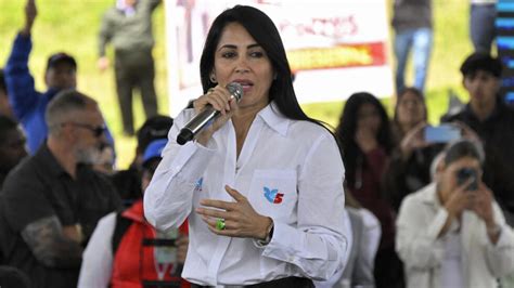 leftist luisa gonzalez leads ecuador   poll   official