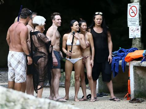 Michelle Rodriguez Mostrando Las Tetas Inferiores Y La Raja Del Culo En Bikini Blanco En La