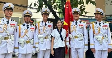 Nhan sắc hot girl Lào đến Điện Biên chụp ảnh cùng bộ đội Việt