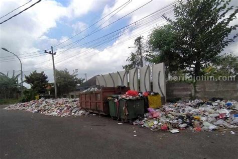 Bau Busuk Sampah Menumpuk Di Area Stadion Gelora Bangkalan