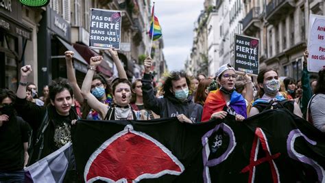 Paris Une Gay Pride Politique Rassemble Des Milliers De Manifestants Ici