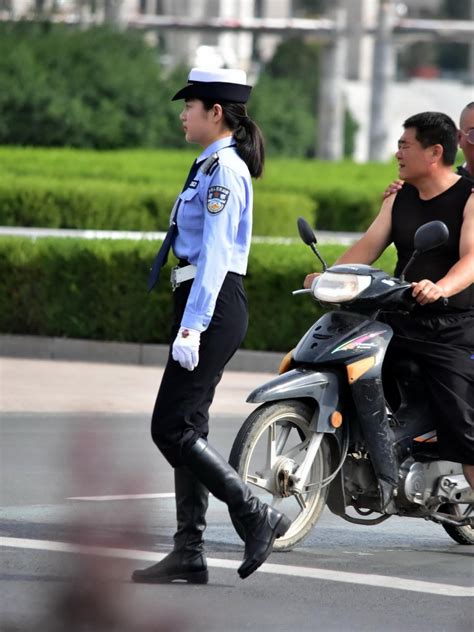 烈日炎炎骄阳似火，热浪涌来女交警汗流浃背，高温中不失端庄妩媚 女交警 烈日炎炎 高温 新浪新闻