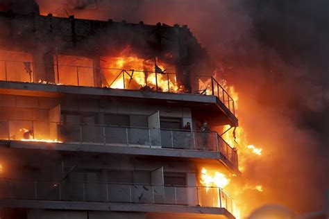 Enorme Incendio Destruye Edificio De 14 Pisos Con Personas Atrapadas En