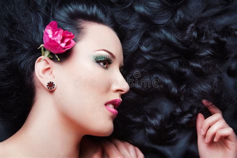 Schönes Brunette Mädchen stockbild Bild von haar farbton