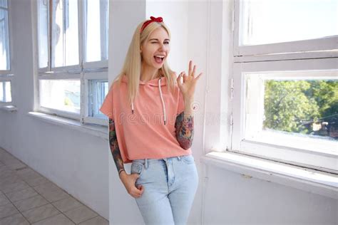 Blonde Bastante Tatuado Con El Tiro Aislado Pitón Foto de archivo Imagen de hotel sexual