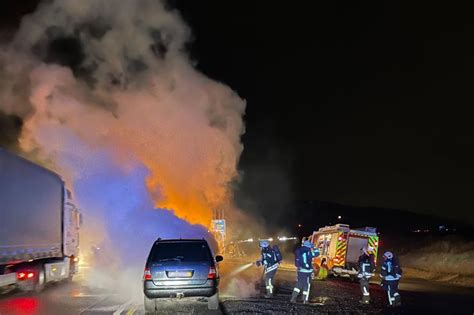 Auto brennt auf der Autobahn bei Aßlar aus