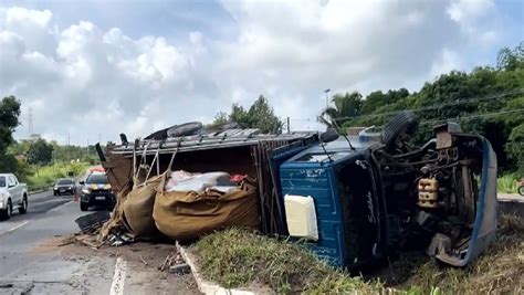 Pneu Soltou Na Pista Provoca Tombamento De Caminh O Na Br