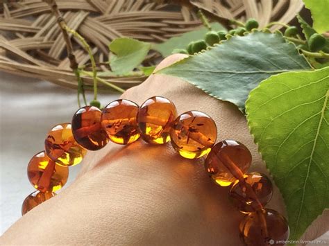 Янтарный браслет, цвет - чай с искрами солнца. Мятый шар купить в ...