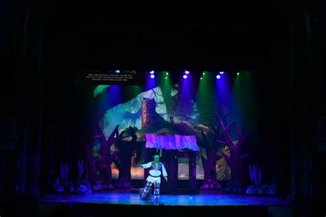 Vở nhạc kịch cực hot lần đầu được công diễn ở Việt Nam Hoành tráng mãn nhãn chẳng khác gì sân