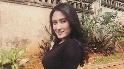 10 Hot Sexy Angbeen Rishi Bikini Pics