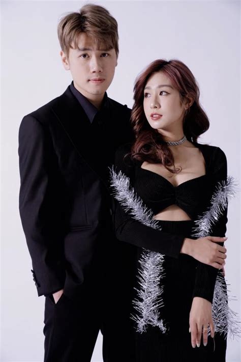 Hot mom Trang Lou em gái Huyme kỷ niệm 7 năm ngày cưới hai nhóc tỳ lộ diện cực yêu