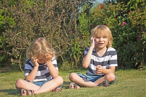 Twee Blonde Jongens Kijken Aan De Tablet Stock Afbeelding Image Of