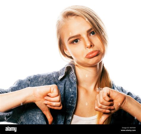 Junge Blonde Frau Auf Wei En Backgroung Geste Daumen Hoch Isolieren Stockfotografie Alamy