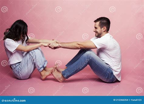 Jeunes Couples Caucasiens Gay Ayant Ensemble Amuser Au Mode De Vie Moderne Des Relations De Fond