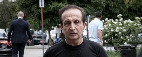 Σπύρος Μπιμπίλας Έδωσε ένα από τα πρώτα gay φιλιά στο θέατρο Η