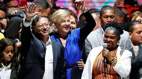 Las Fotos De Claudia Schiffer En Bikini Durante Sus Vacaciones En La Isla De Capri Infobae