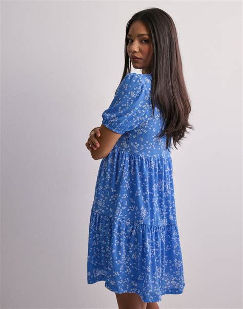 Kjøp JDY JDYZOEY S/S V NECK DRESS JRS ATK - Azure Blue Nelly Flower