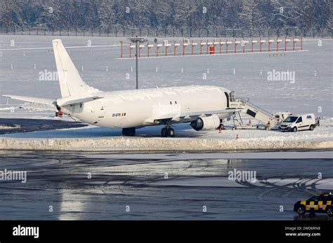 Verschneites Flugzeug AI STK nach starkem Schneefall in Köln wirkt