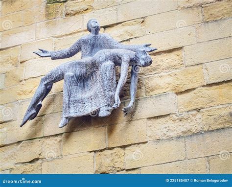 Escultura De La Pieta Por Jorge Oteiza Y Jose Ramn Anda Fotograf A