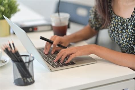 Se O M Dia De Mulher Usando Laptop Na Mesa Foto Premium