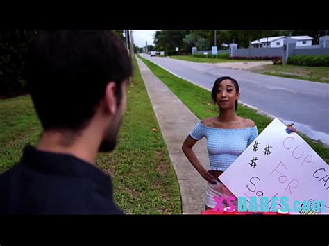 Peque A Vende Sus Cupcakes Por Dinero Extra Para La Universidad Xvideos