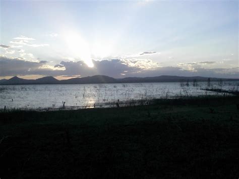 CANTAI AO SENHOR Grupo de vândalos picham a frase Deus é gay em igreja católica