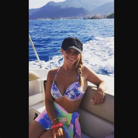 Sexy Hot Jeanie Buss Bikini Pics
