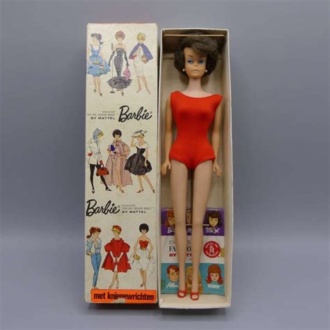 Extremely Rare Vintage Bubblecut Sidepart Brunette Barbie Doll Met Kniegewrichten European