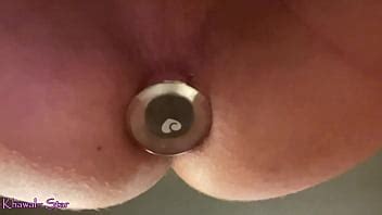 Adoración de culo de primer plano de tapón anal de vidrio khawal XVIDEOS