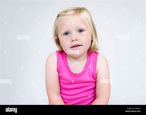 Fillette blonde aux yeux bleus Banque de photographies et dimages à haute résolution Alamy