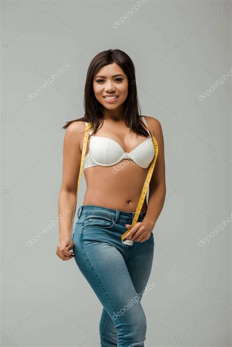 Chica Afroamericana Feliz Y Con Sobrepeso En Jeans Y Sujetador