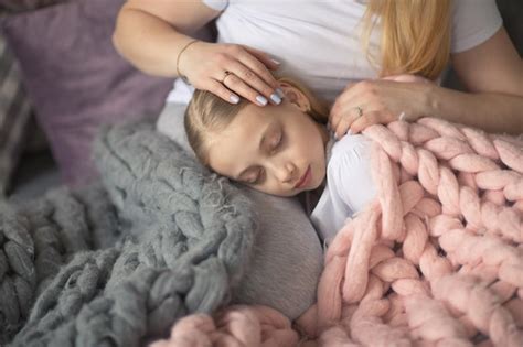 Maman Et Sa Fille Blonde Embrassent Le Sommeil Sur Le Lit Photo Gratuite