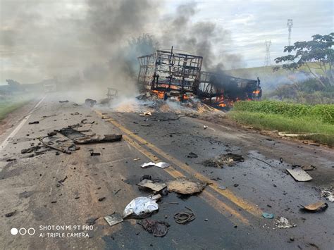 Acidente na BR 163 mata uma pessoa carreta milho é destruída pelas