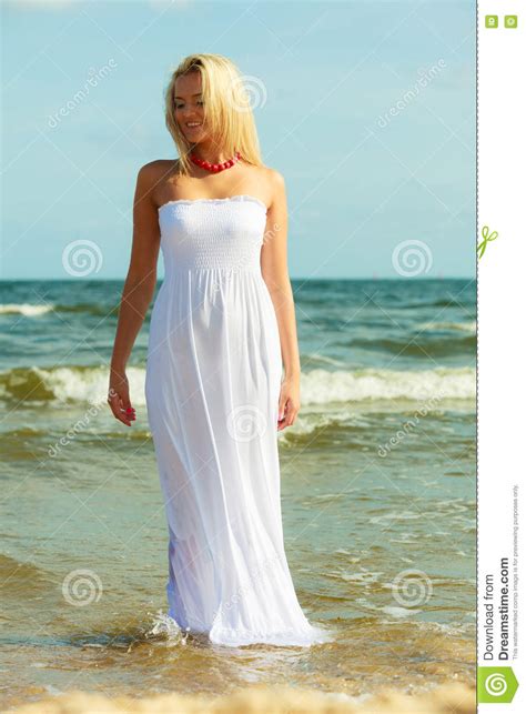 Femme Blonde Attirante Sur La Plage Photo Stock Image Du Vacances Sourire 75106518