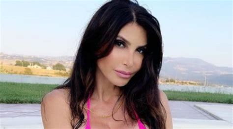 Carmen Di Pietro Si Mostra In Bikini Che Davanzale Che Esibisce