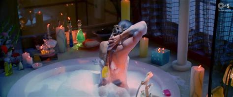Nude Video Celebs Kareena Kapoor Sexy Bewafaa 2005