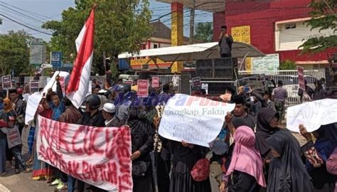 Soal Tambak Garam Ilegal Masyarakat Lakukan Aksi Unjuk Rasa Ke Kantor