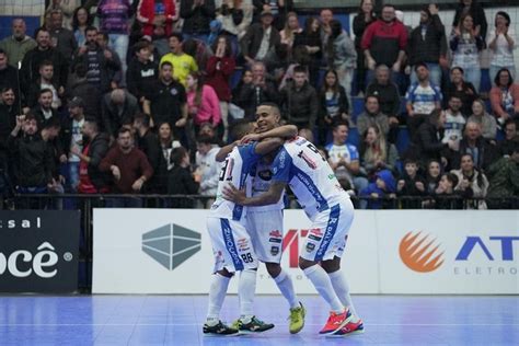 Pato Futsal vence o Foz Cataratas e assume a ponta da Série Ouro Pato