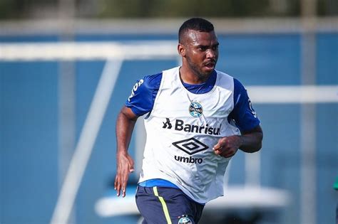 Grêmio Renova Com Rodrigo Ferreira E Dispensa Léo Gomes O Bairrista