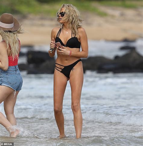 Stephanie Pratt Shows Off Her Sizzling Abs In A Strappy Black Bikini Daily Mail Online