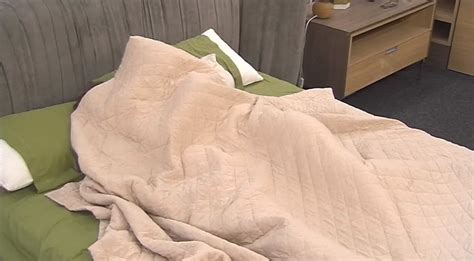 Son Hot Cucharita Y Piernas Enredadas Debajo De Las S Banas